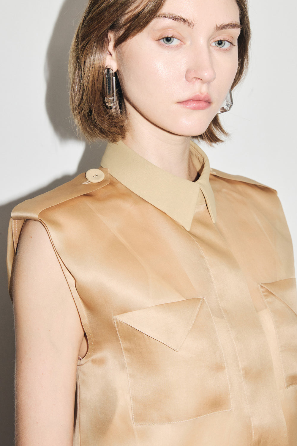 VICKTEERUT Sleeveless Shirt with Pocket Detail เสื้อเชิ้ต แขนกุด ตกแต่งกระเป๋า