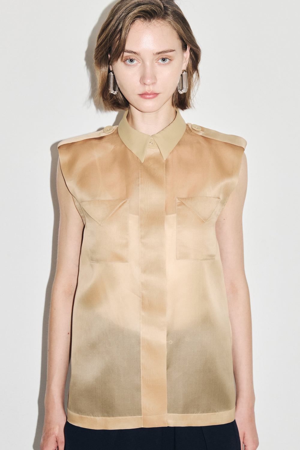 VICKTEERUT Sleeveless Shirt with Pocket Detail เสื้อเชิ้ต แขนกุด ตกแต่งกระเป๋า