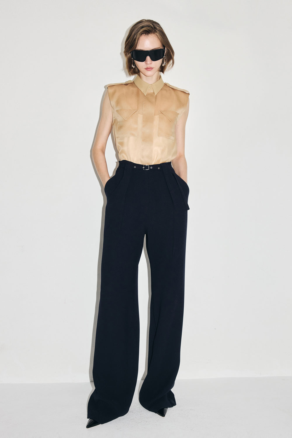 VICKTEERUT Sleeveless Shirt with Pocket Detail เสื้อเชิ้ต แขนกุด ตกแต่งกระเป๋า