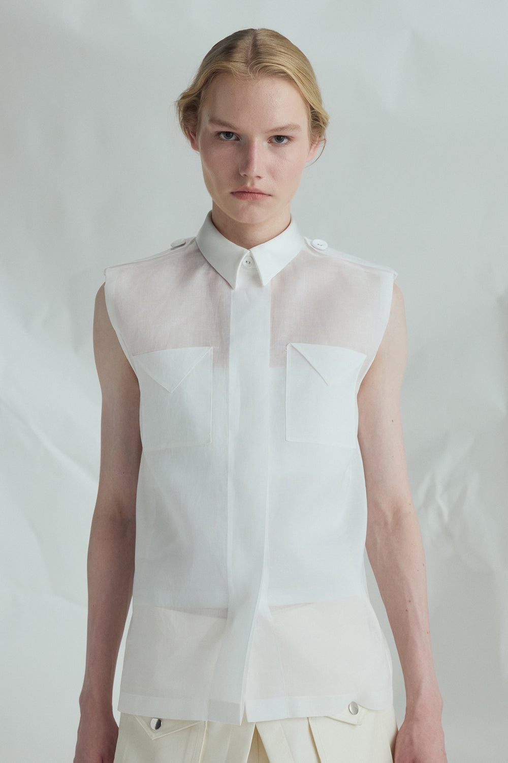 VICKTEERUT Sleeveless Shirt with Pocket Detail เสื้อเชิ้ต แขนกุด ตกแต่งกระเป๋า