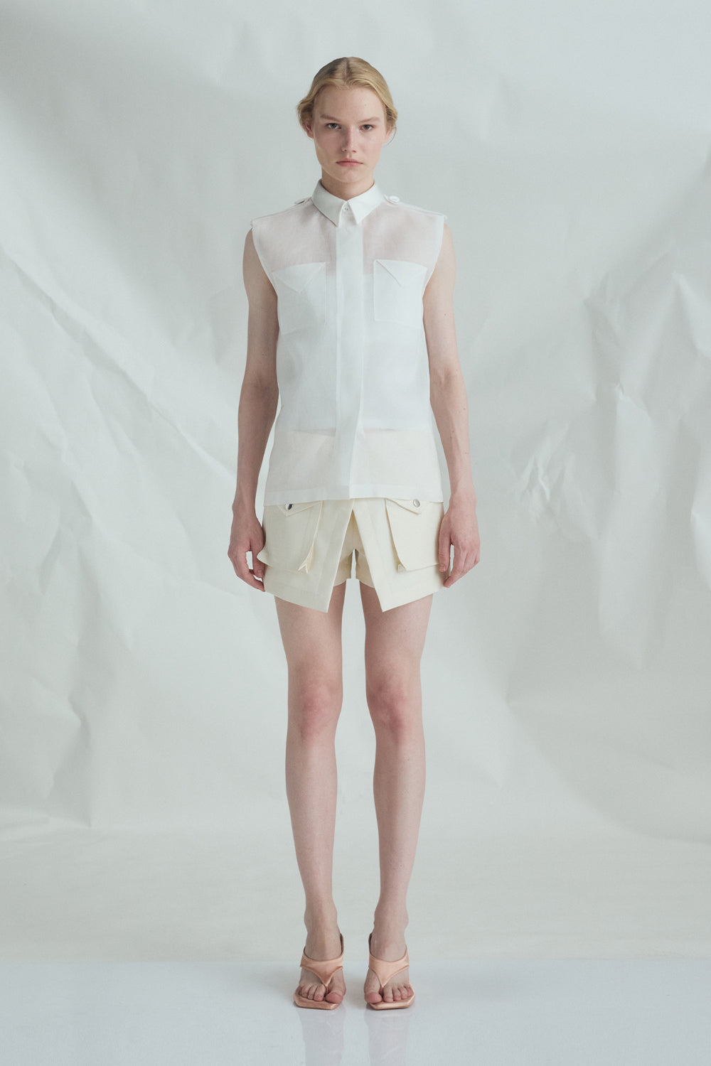 VICKTEERUT Sleeveless Shirt with Pocket Detail เสื้อเชิ้ต แขนกุด ตกแต่งกระเป๋า