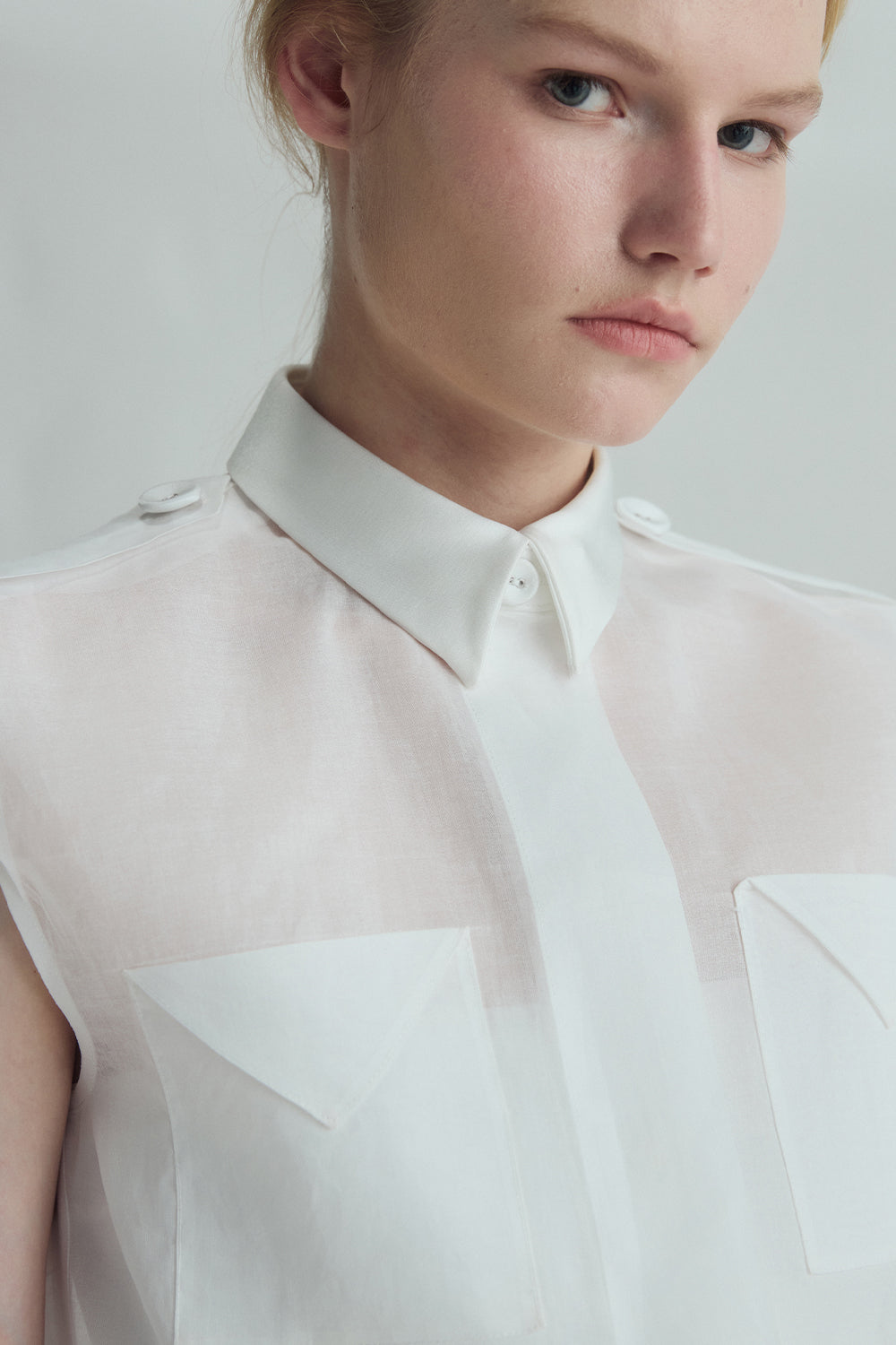 VICKTEERUT Sleeveless Shirt with Pocket Detail เสื้อเชิ้ต แขนกุด ตกแต่งกระเป๋า
