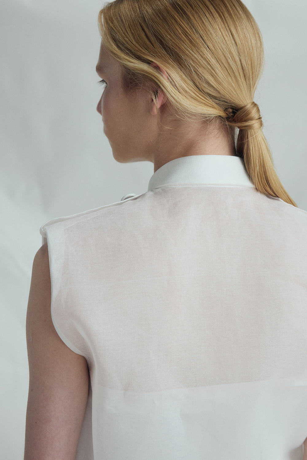 VICKTEERUT Sleeveless Shirt with Pocket Detail เสื้อเชิ้ต แขนกุด ตกแต่งกระเป๋า
