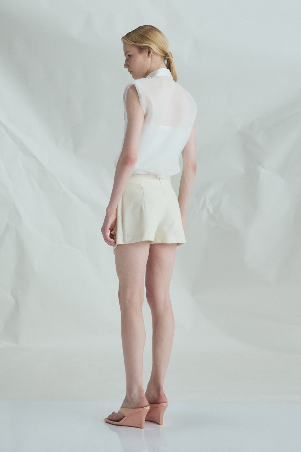 VICKTEERUT Sleeveless Shirt with Pocket Detail เสื้อเชิ้ต แขนกุด ตกแต่งกระเป๋า