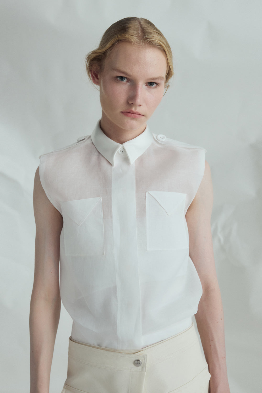 VICKTEERUT Sleeveless Shirt with Pocket Detail เสื้อเชิ้ต แขนกุด ตกแต่งกระเป๋า