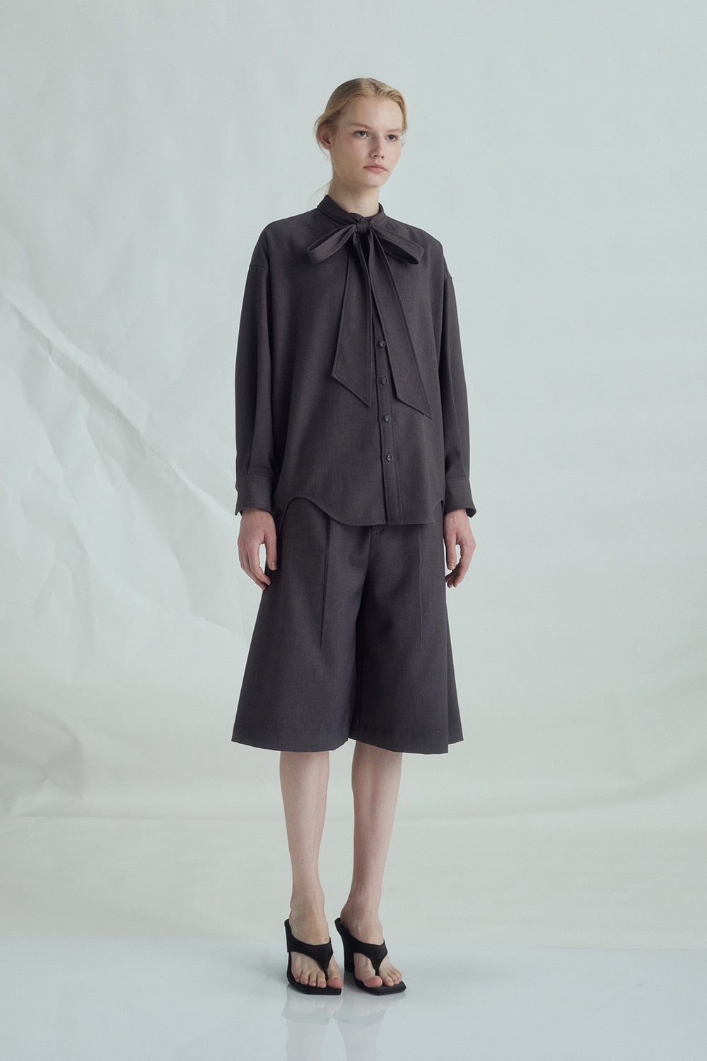 VICKTEERUT Long-Sleeve Oversized Shirt with Pussy-Bow Detail เสื้อเชิ้ต แขนยาว ทรงโอเวอร์ไซส์
