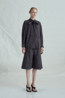 VICKTEERUT Long-Sleeve Oversized Shirt with Pussy-Bow Detail เสื้อเชิ้ต แขนยาว ทรงโอเวอร์ไซส์