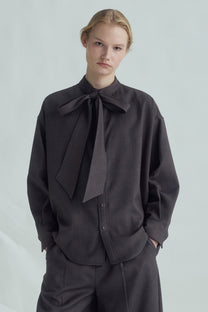 VICKTEERUT Long-Sleeve Oversized Shirt with Pussy-Bow Detail เสื้อเชิ้ต แขนยาว ทรงโอเวอร์ไซส์
