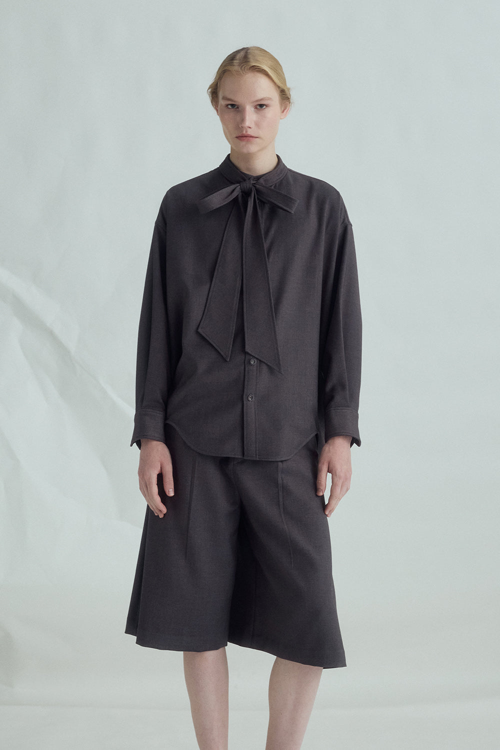 VICKTEERUT Long-Sleeve Oversized Shirt with Pussy-Bow Detail เสื้อเชิ้ต แขนยาว ทรงโอเวอร์ไซส์