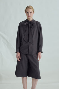 VICKTEERUT Long-Sleeve Oversized Shirt with Pussy-Bow Detail เสื้อเชิ้ต แขนยาว ทรงโอเวอร์ไซส์