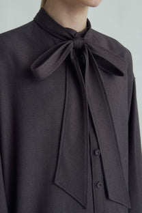 VICKTEERUT Long-Sleeve Oversized Shirt with Pussy-Bow Detail เสื้อเชิ้ต แขนยาว ทรงโอเวอร์ไซส์