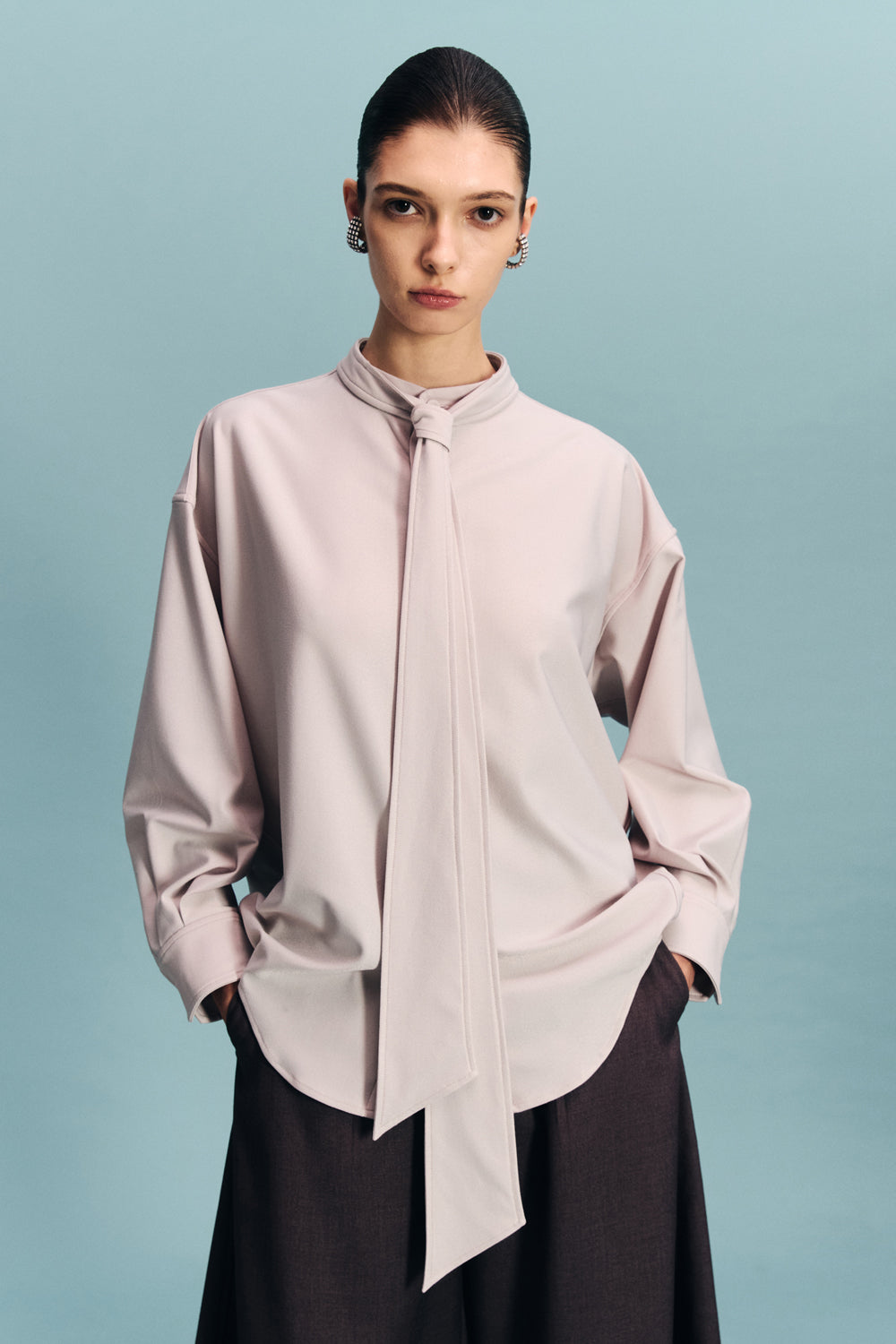 VICKTEERUT Long-Sleeve Oversized Shirt with Pussy-Bow Detail เสื้อเชิ้ต แขนยาว ทรงโอเวอร์ไซส์