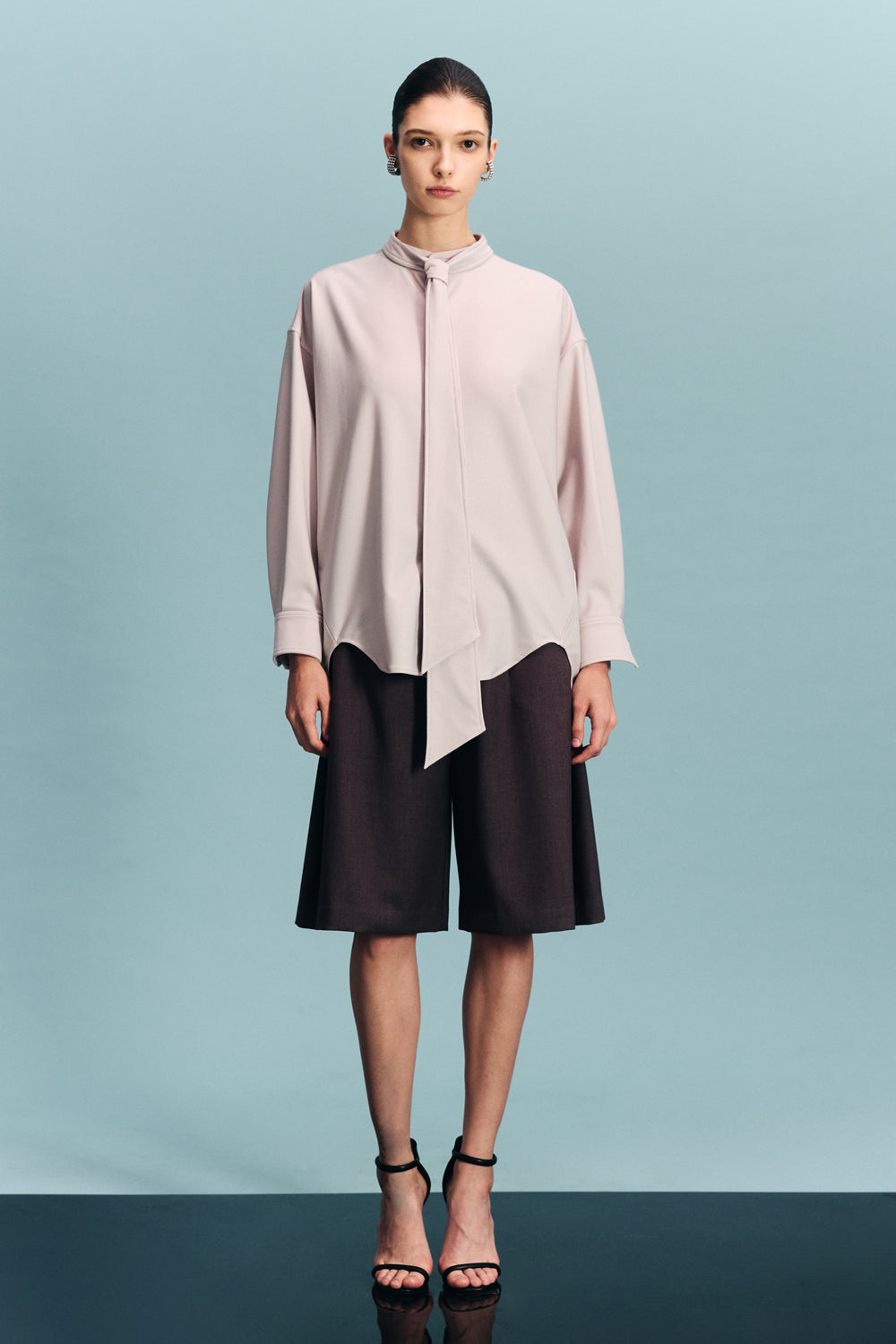 VICKTEERUT Long-Sleeve Oversized Shirt with Pussy-Bow Detail เสื้อเชิ้ต แขนยาว ทรงโอเวอร์ไซส์
