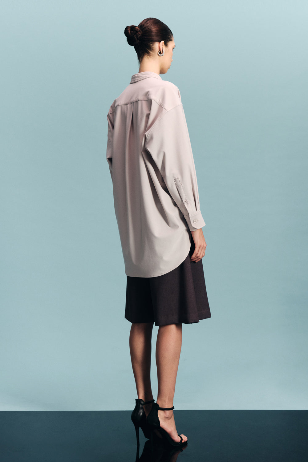VICKTEERUT Long-Sleeve Oversized Shirt with Pussy-Bow Detail เสื้อเชิ้ต แขนยาว ทรงโอเวอร์ไซส์