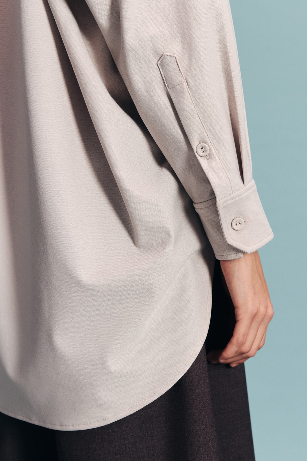 VICKTEERUT Long-Sleeve Oversized Shirt with Pussy-Bow Detail เสื้อเชิ้ต แขนยาว ทรงโอเวอร์ไซส์