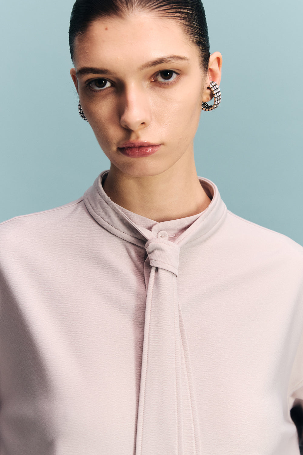 VICKTEERUT Long-Sleeve Oversized Shirt with Pussy-Bow Detail เสื้อเชิ้ต แขนยาว ทรงโอเวอร์ไซส์