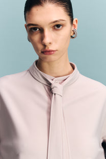 VICKTEERUT Long-Sleeve Oversized Shirt with Pussy-Bow Detail เสื้อเชิ้ต แขนยาว ทรงโอเวอร์ไซส์