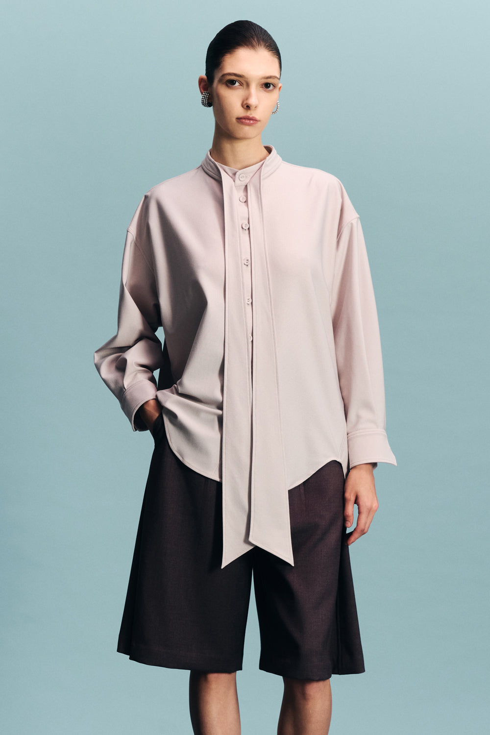 VICKTEERUT Long-Sleeve Oversized Shirt with Pussy-Bow Detail เสื้อเชิ้ต แขนยาว ทรงโอเวอร์ไซส์