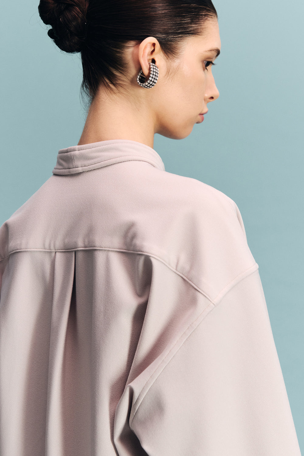 VICKTEERUT Long-Sleeve Oversized Shirt with Pussy-Bow Detail เสื้อเชิ้ต แขนยาว ทรงโอเวอร์ไซส์