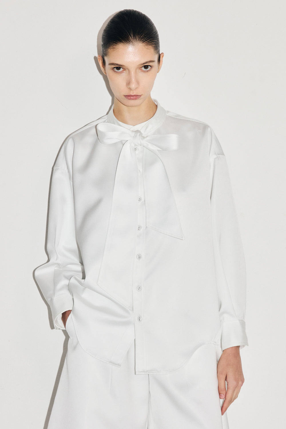 VICKTEERUT Long-Sleeve Oversized Shirt with Pussy-Bow Detail เสื้อเชิ้ต แขนยาว ทรงโอเวอร์ไซส์