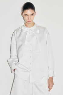 VICKTEERUT Long-Sleeve Oversized Shirt with Pussy-Bow Detail เสื้อเชิ้ต แขนยาว ทรงโอเวอร์ไซส์