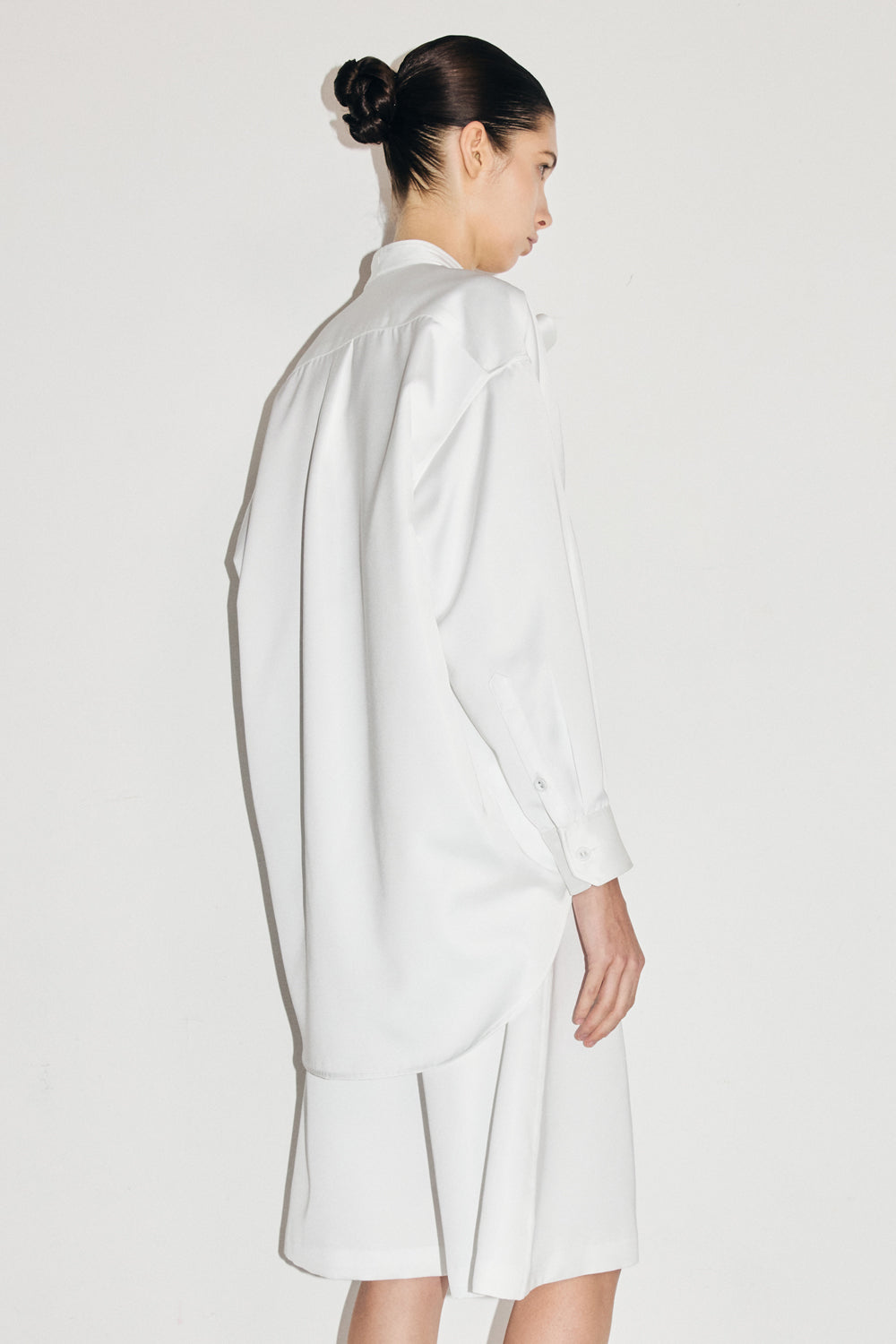 VICKTEERUT Long-Sleeve Oversized Shirt with Pussy-Bow Detail เสื้อเชิ้ต แขนยาว ทรงโอเวอร์ไซส์