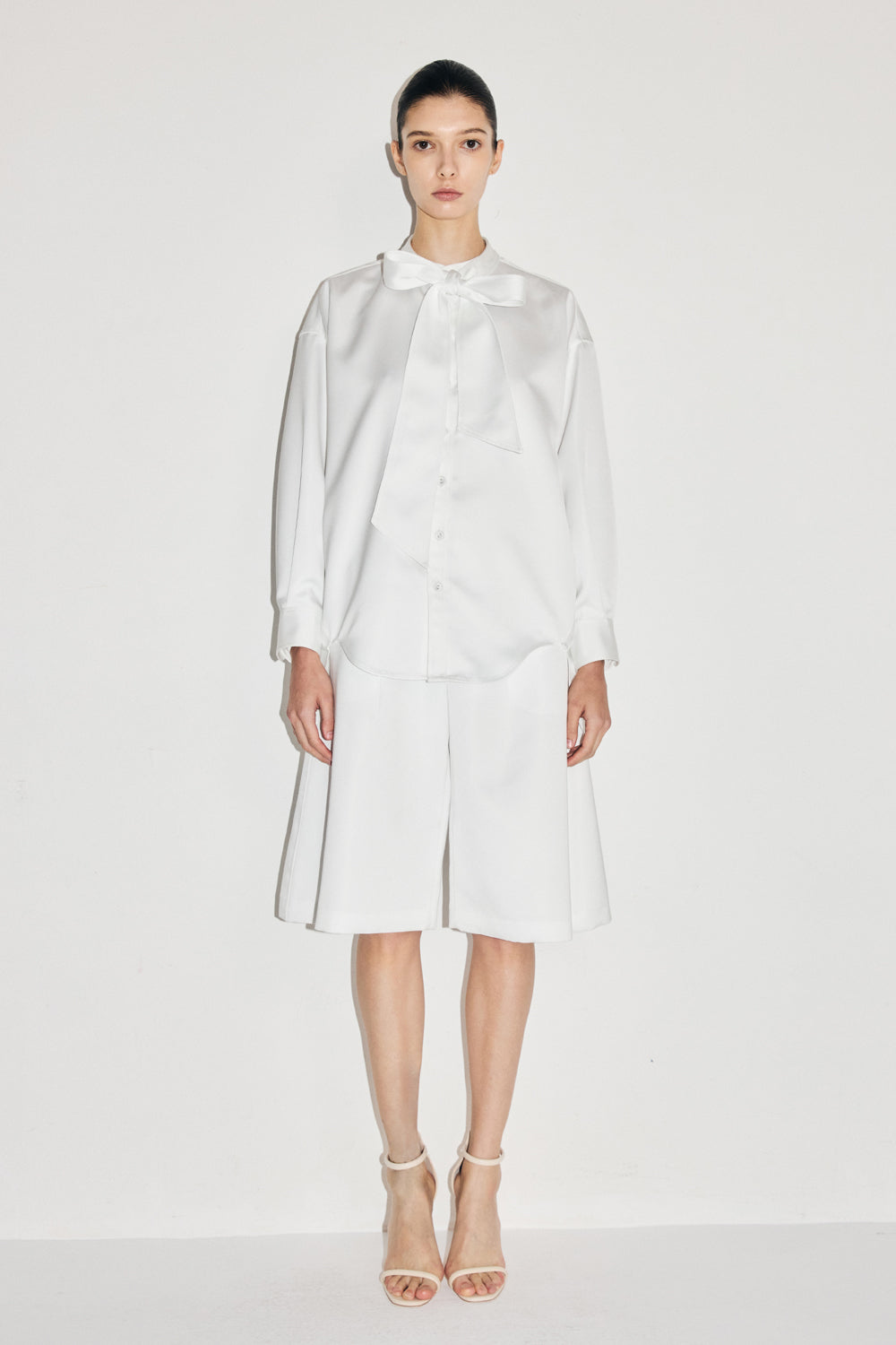 VICKTEERUT Long-Sleeve Oversized Shirt with Pussy-Bow Detail เสื้อเชิ้ต แขนยาว ทรงโอเวอร์ไซส์