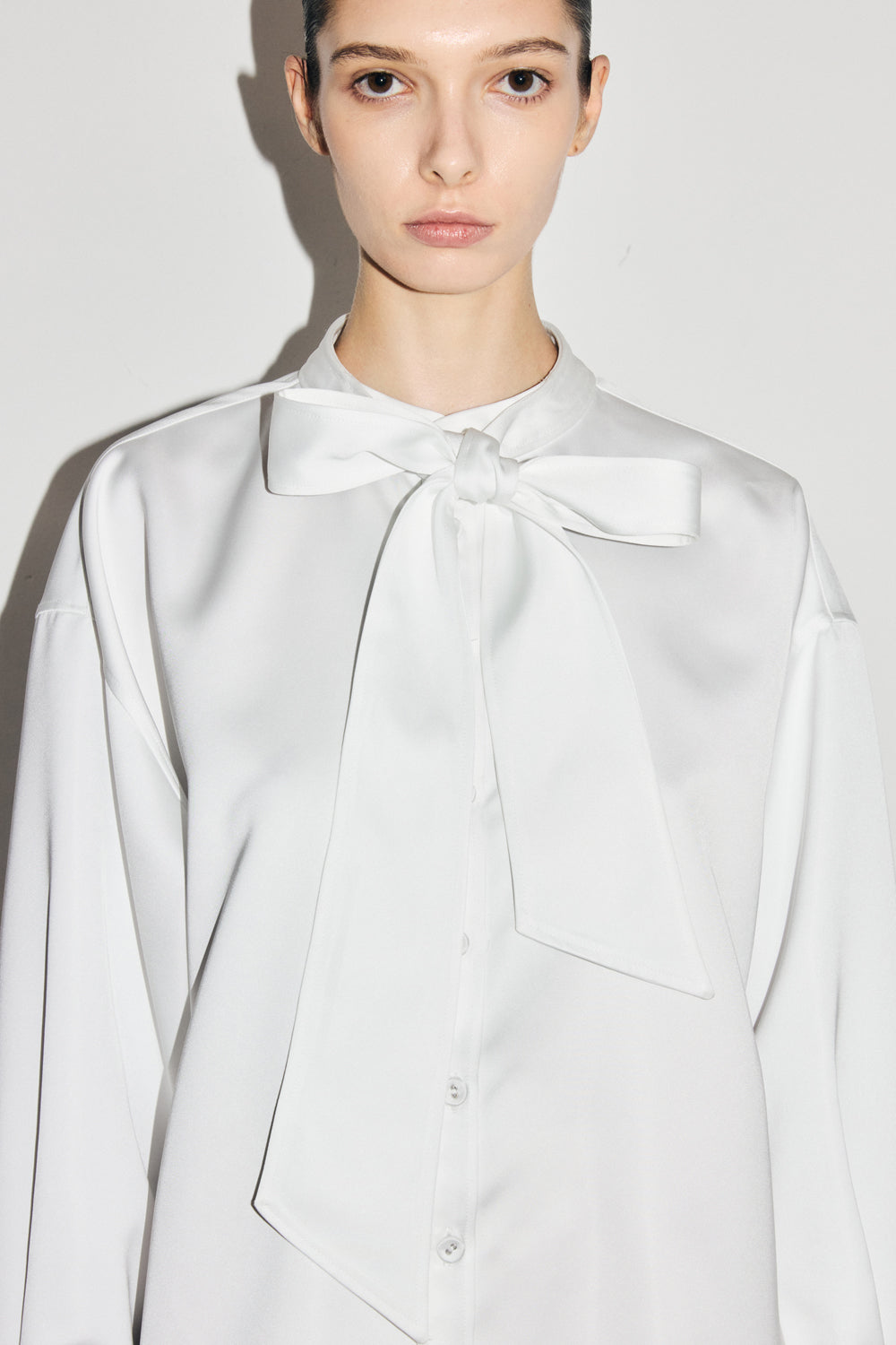 VICKTEERUT Long-Sleeve Oversized Shirt with Pussy-Bow Detail เสื้อเชิ้ต แขนยาว ทรงโอเวอร์ไซส์