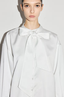 VICKTEERUT Long-Sleeve Oversized Shirt with Pussy-Bow Detail เสื้อเชิ้ต แขนยาว ทรงโอเวอร์ไซส์