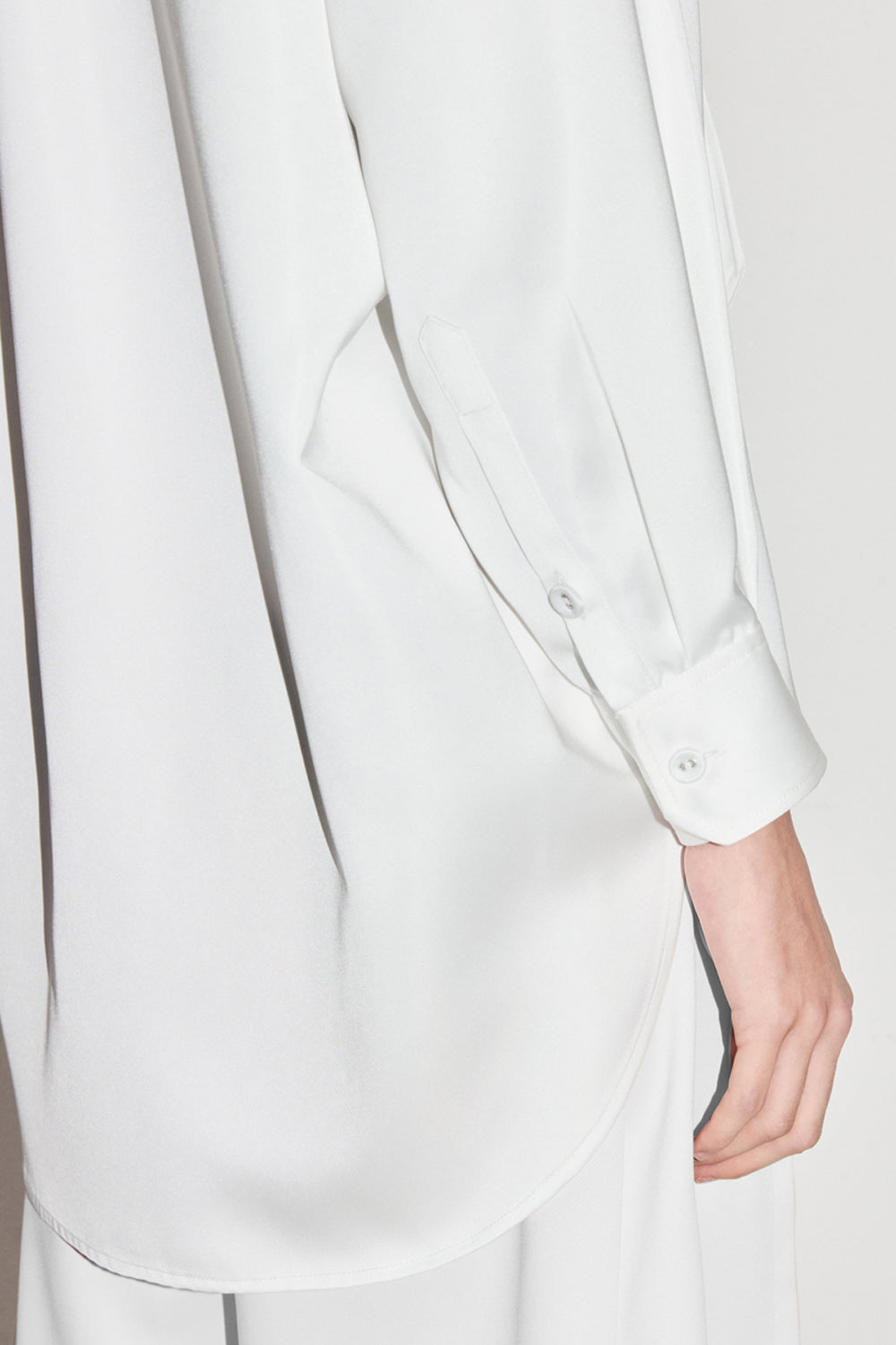 VICKTEERUT Long-Sleeve Oversized Shirt with Pussy-Bow Detail เสื้อเชิ้ต แขนยาว ทรงโอเวอร์ไซส์