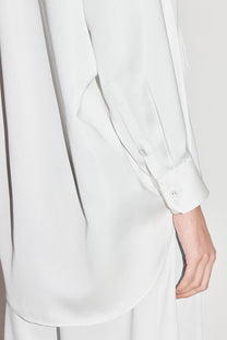 VICKTEERUT Long-Sleeve Oversized Shirt with Pussy-Bow Detail เสื้อเชิ้ต แขนยาว ทรงโอเวอร์ไซส์