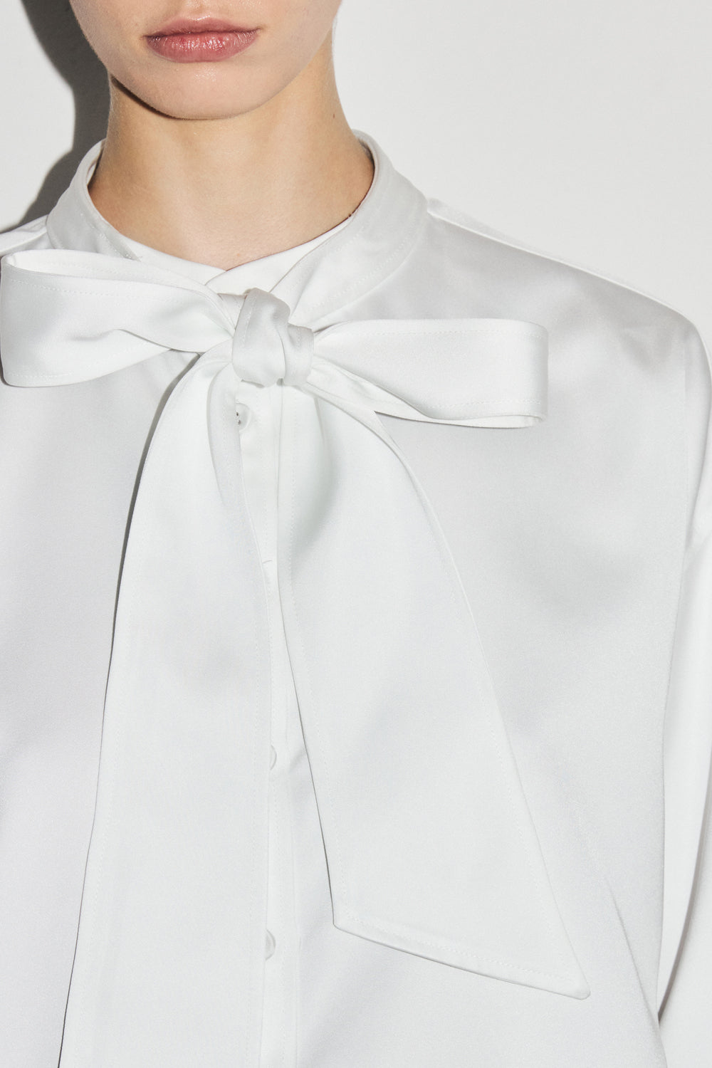 VICKTEERUT Long-Sleeve Oversized Shirt with Pussy-Bow Detail เสื้อเชิ้ต แขนยาว ทรงโอเวอร์ไซส์