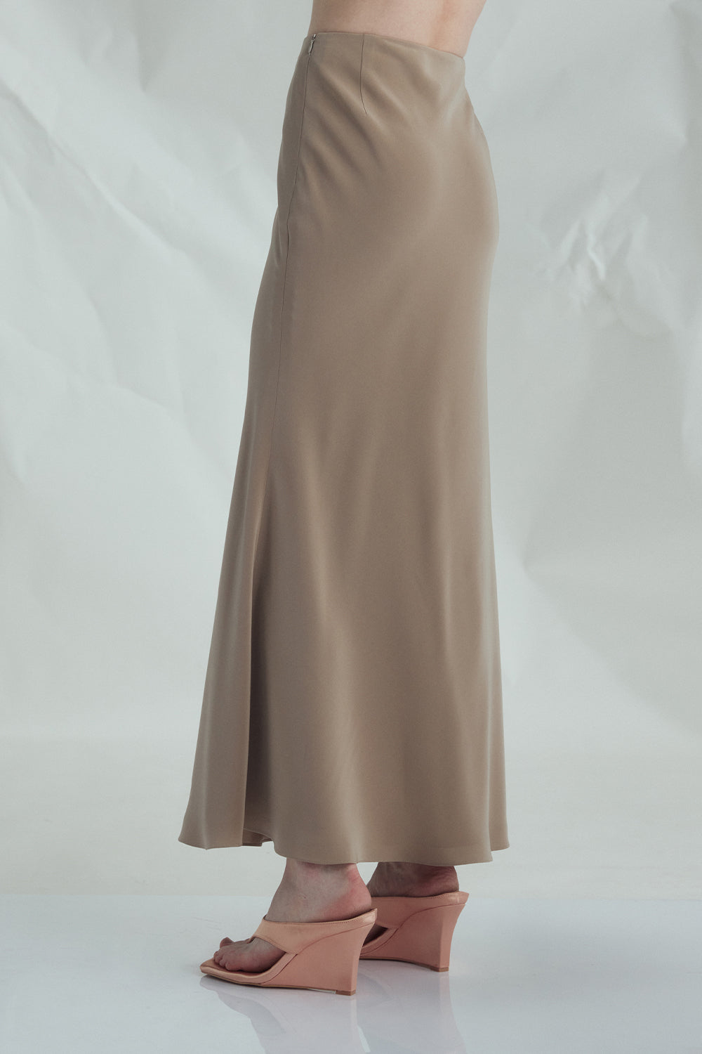 VICKTEERUT Bias-Cut Long Skirt กระโปรงยาว ผ้าเฉลียง