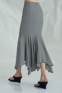VICKTEERUT High-Waist Mermaid Skirt กระโปรงเอวสูง ทรงเมอร์เมด