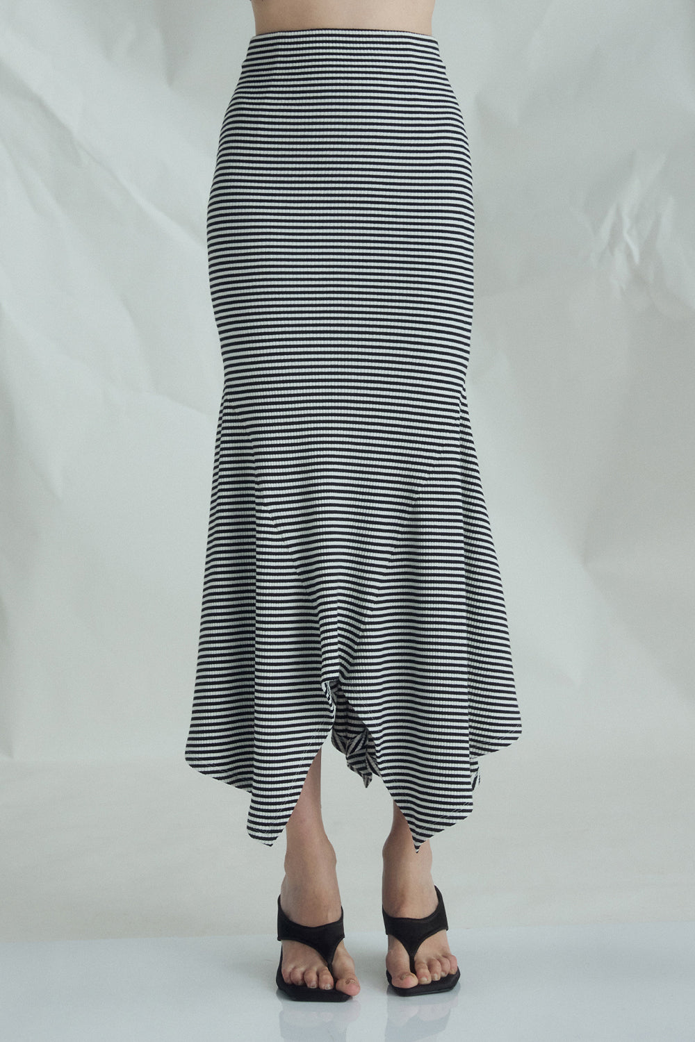 VICKTEERUT High-Waist Mermaid Skirt กระโปรงเอวสูง ทรงเมอร์เมด