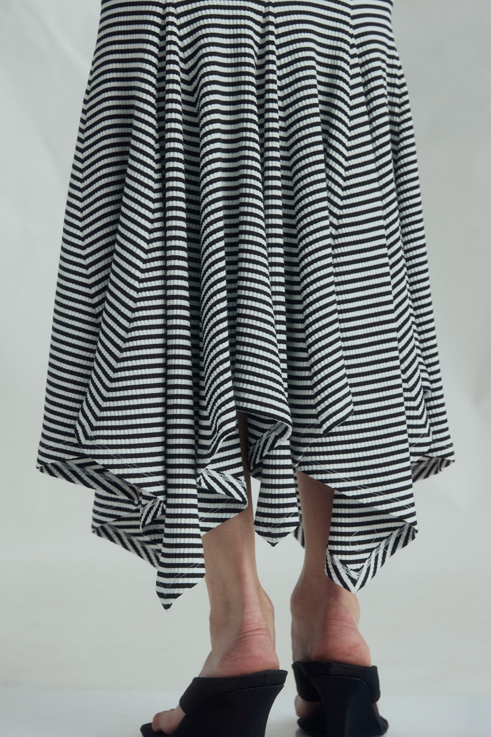 VICKTEERUT High-Waist Mermaid Skirt กระโปรงเอวสูง ทรงเมอร์เมด