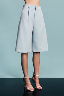 VICKTEERUT Three-Quarter Shorts with Front Pleats กางเกงขาสั้น ขาสามส่วน จีบหน้า
