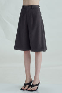 VICKTEERUT Three-Quarter Shorts with Front Pleats กางเกงขาสั้น ขาสามส่วน จีบหน้า