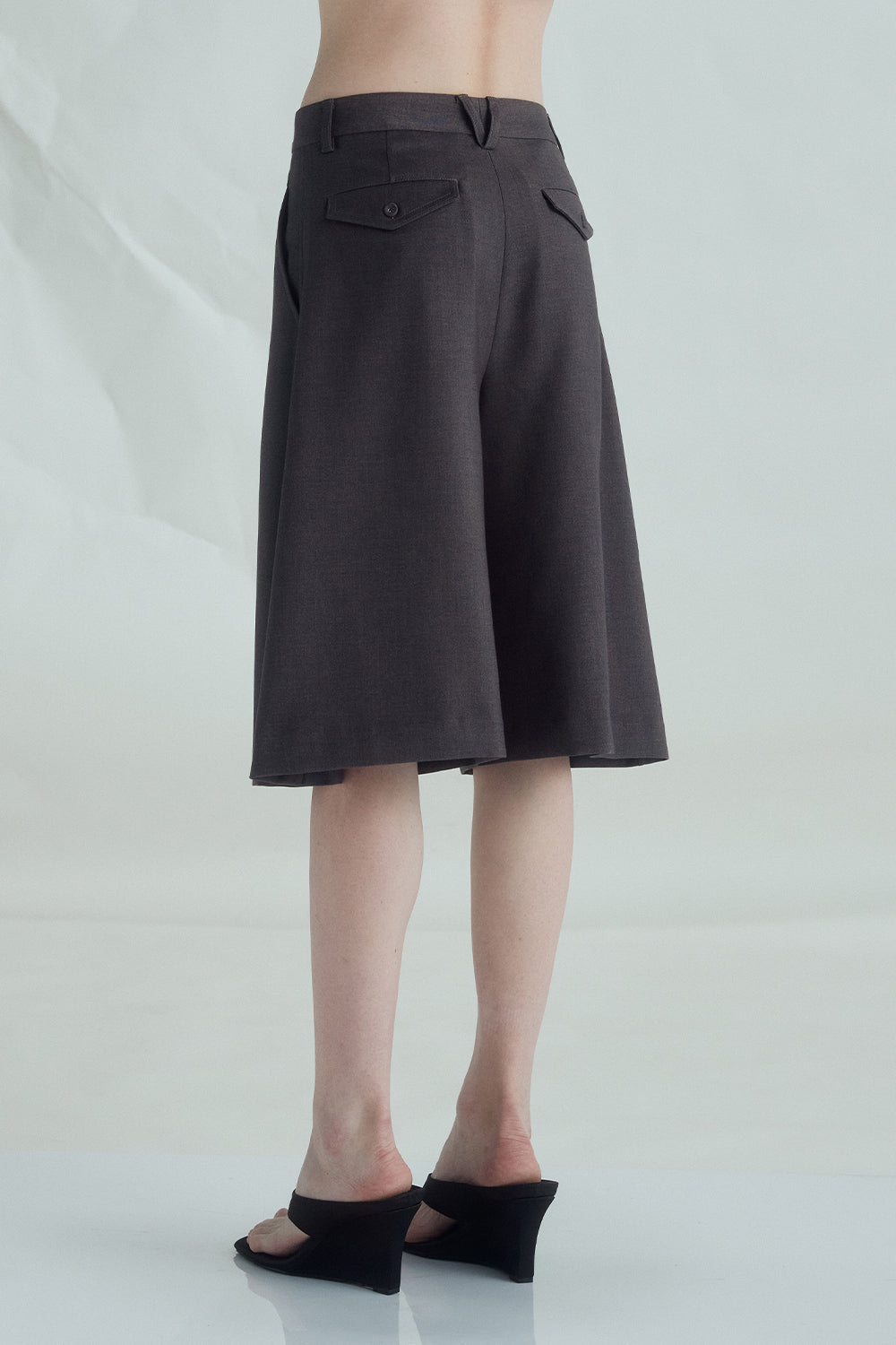 VICKTEERUT Three-Quarter Shorts with Front Pleats กางเกงขาสั้น ขาสามส่วน จีบหน้า