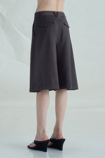 VICKTEERUT Three-Quarter Shorts with Front Pleats กางเกงขาสั้น ขาสามส่วน จีบหน้า