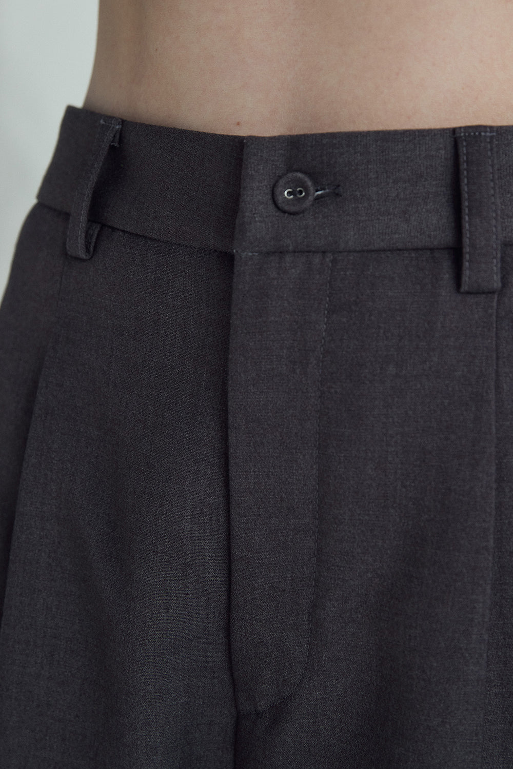 VICKTEERUT Three-Quarter Shorts with Front Pleats กางเกงขาสั้น ขาสามส่วน จีบหน้า