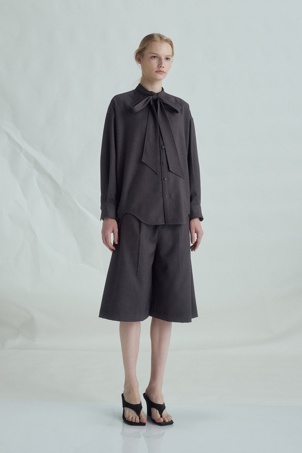 VICKTEERUT Three-Quarter Shorts with Front Pleats กางเกงขาสั้น ขาสามส่วน จีบหน้า