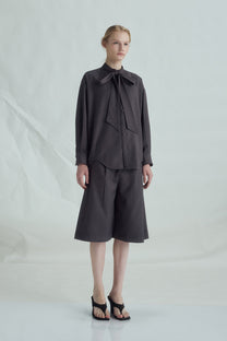 VICKTEERUT Three-Quarter Shorts with Front Pleats กางเกงขาสั้น ขาสามส่วน จีบหน้า