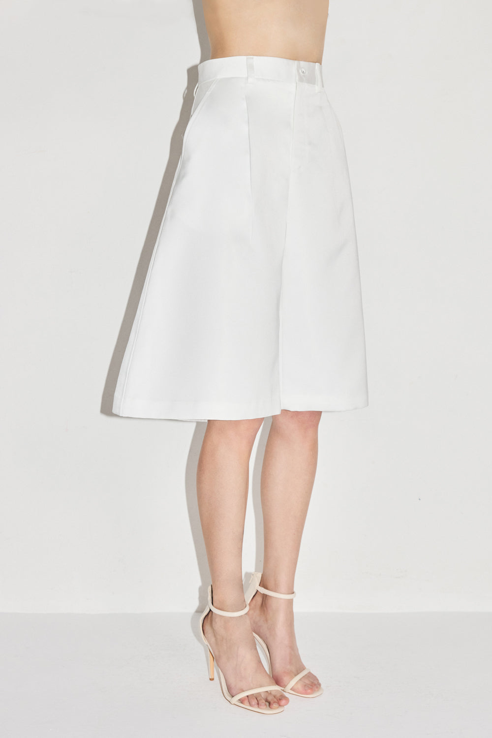 VICKTEERUT Three-Quarter Shorts with Front Pleats กางเกงขาสั้น ขาสามส่วน จีบหน้า