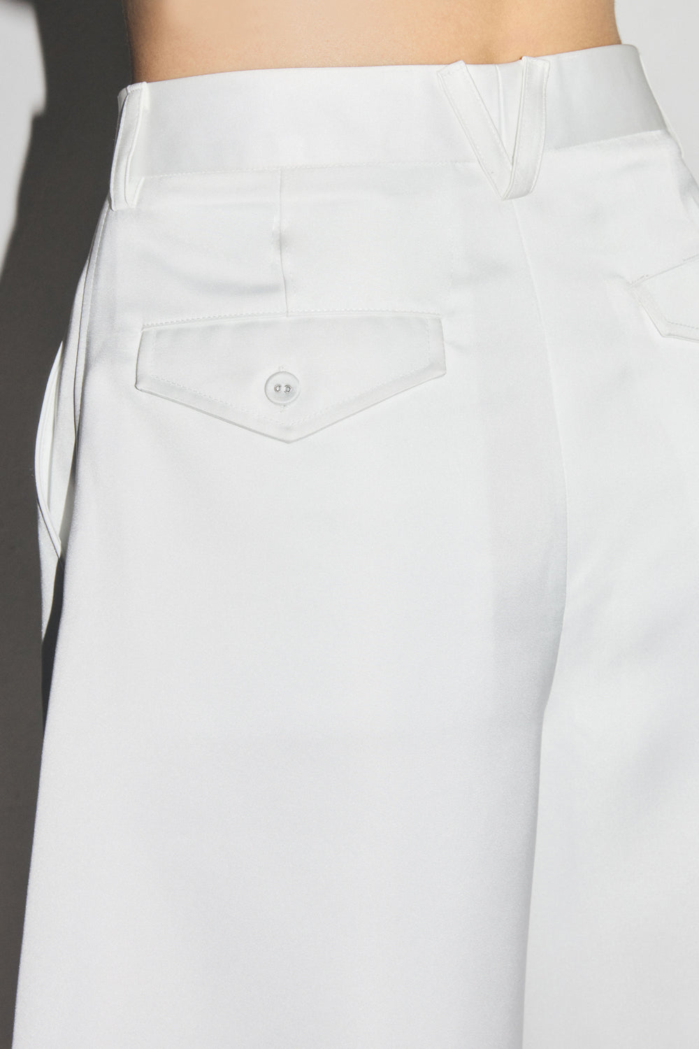 VICKTEERUT Three-Quarter Shorts with Front Pleats กางเกงขาสั้น ขาสามส่วน จีบหน้า