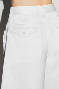 VICKTEERUT Three-Quarter Shorts with Front Pleats กางเกงขาสั้น ขาสามส่วน จีบหน้า