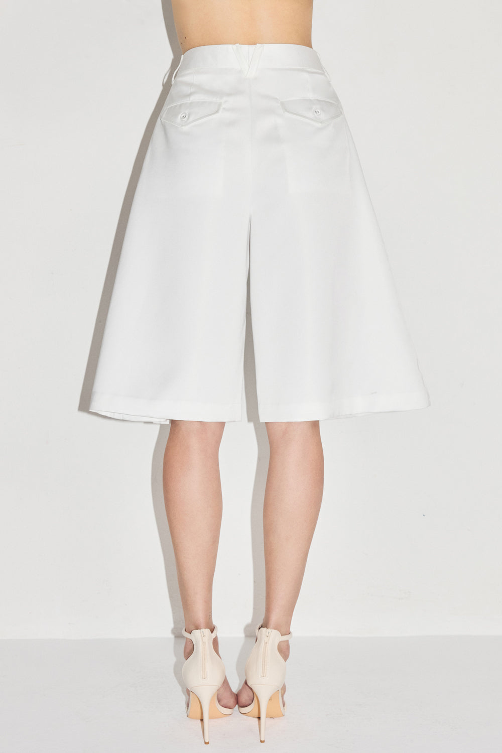VICKTEERUT Three-Quarter Shorts with Front Pleats กางเกงขาสั้น ขาสามส่วน จีบหน้า
