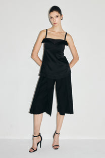 VICKTEERUT Three-Quarter Shorts with Front Slit Detail กางเกงขาสั้น ขาสามส่วน ผ่าหน้า