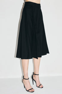 VICKTEERUT Three-Quarter Shorts with Front Slit Detail กางเกงขาสั้น ขาสามส่วน ผ่าหน้า