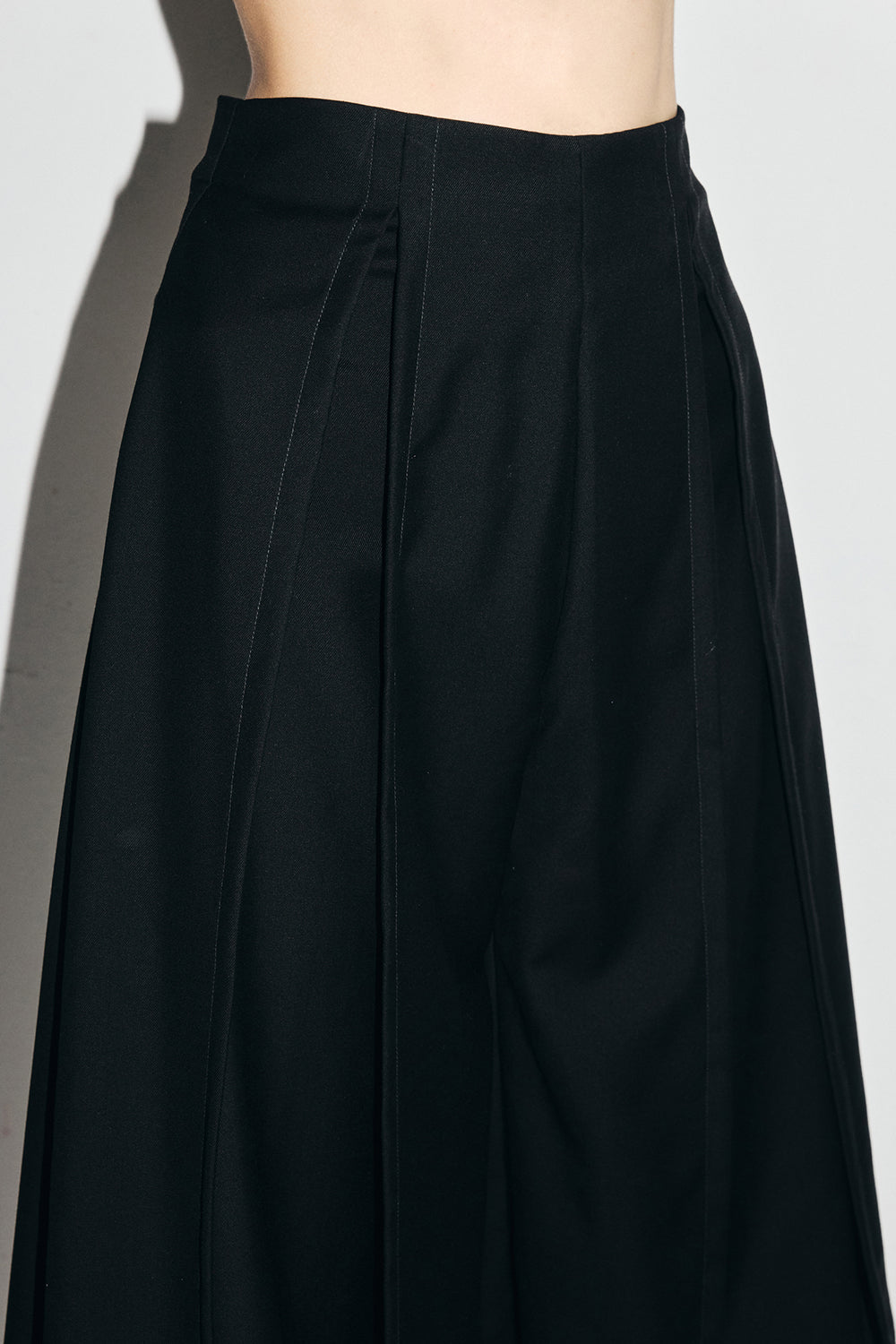 VICKTEERUT Three-Quarter Shorts with Front Slit Detail กางเกงขาสั้น ขาสามส่วน ผ่าหน้า